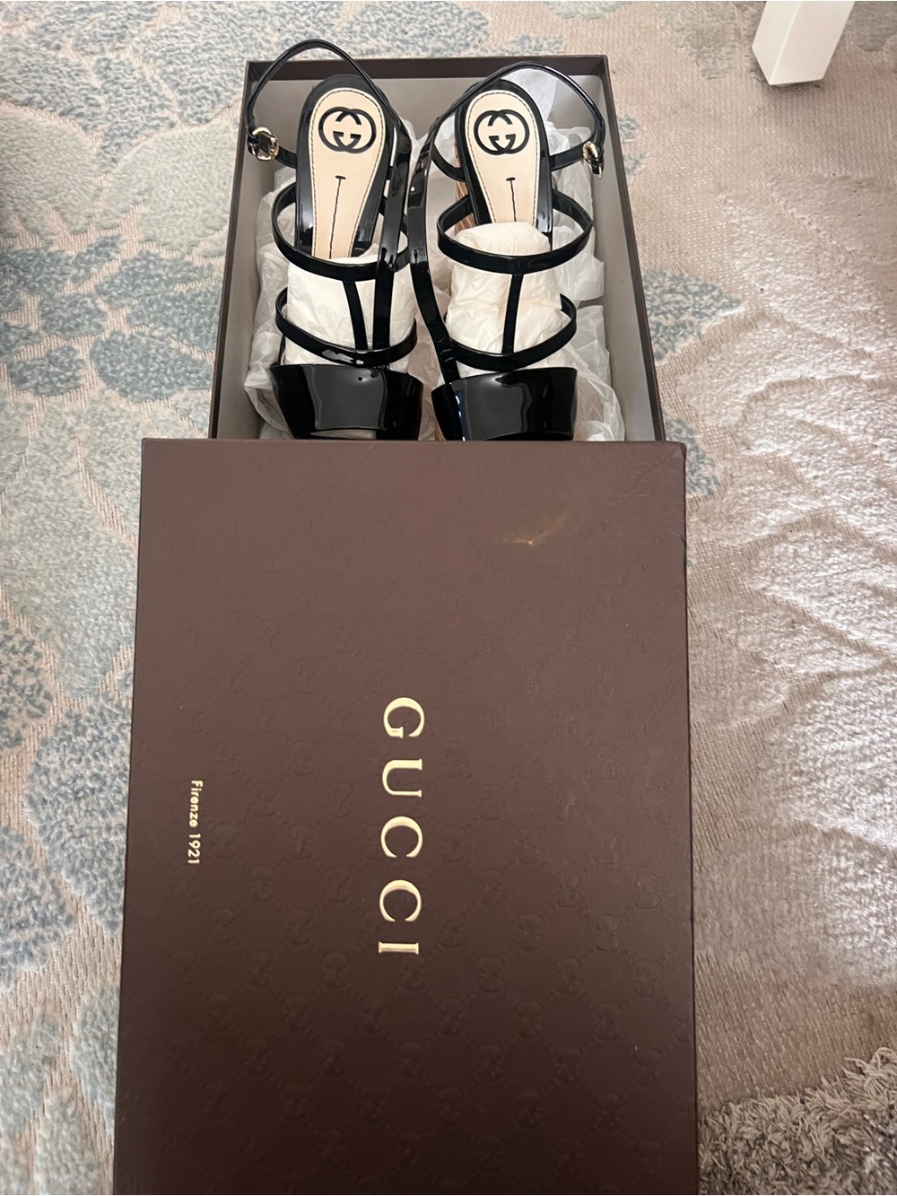 AUTHENTIC Gucci Black Patent Leather T-Strap Platform Sandals